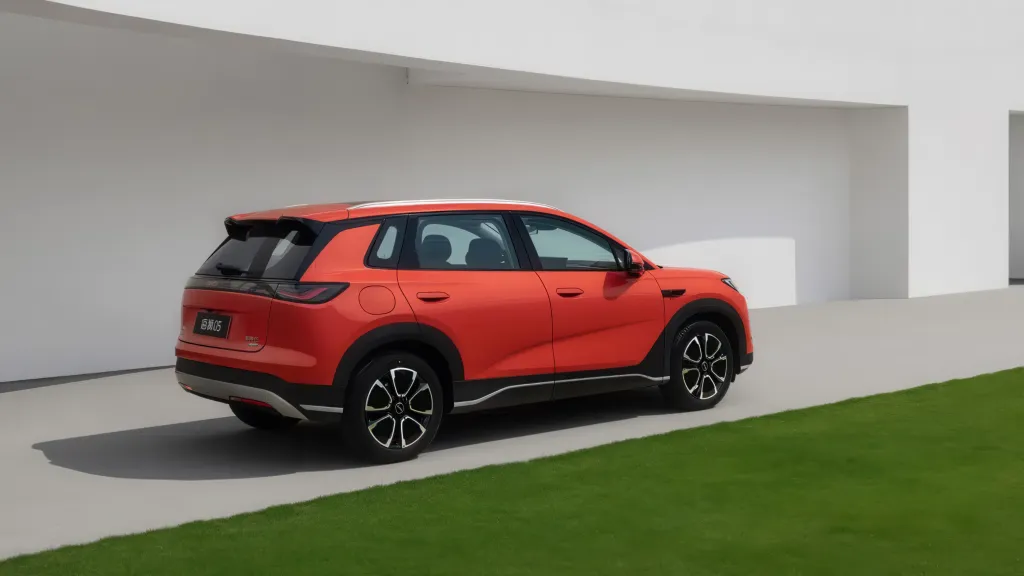 BYD Sealion 05 стартовал в Китае: DM-i до 305 км без ДВС и EV с зарядкой за 9 минут