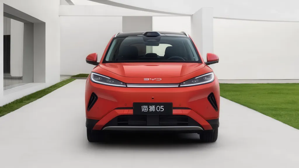 BYD Sealion 05 стартовал в Китае: DM-i до 305 км без ДВС и EV с зарядкой за 9 минут