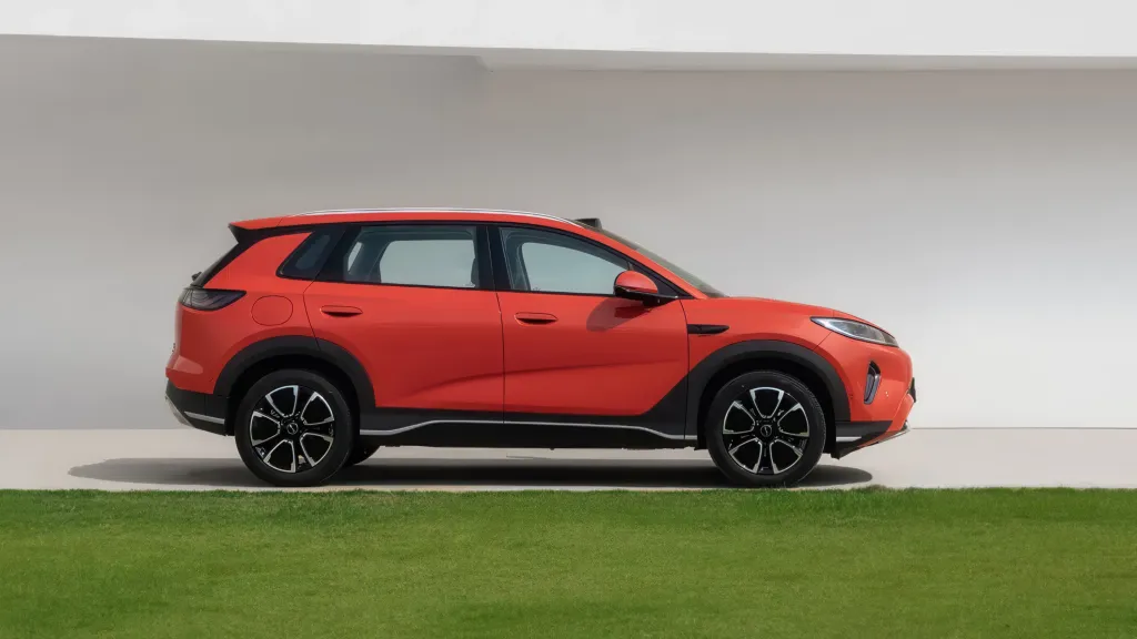 BYD Sealion 05 стартовал в Китае: DM-i до 305 км без ДВС и EV с зарядкой за 9 минут