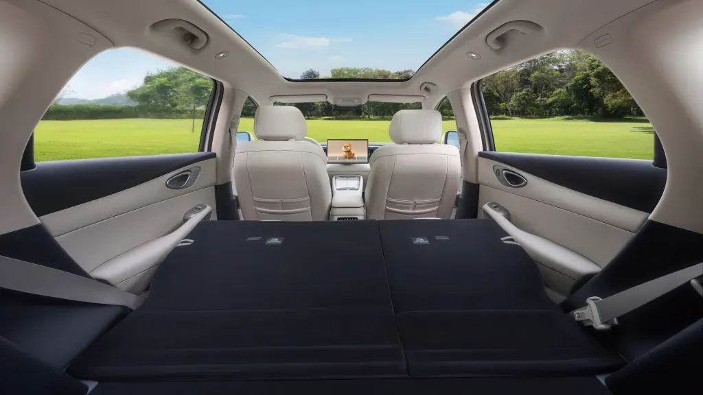 BYD Sealion 05 стартовал в Китае: DM-i до 305 км без ДВС и EV с зарядкой за 9 минут