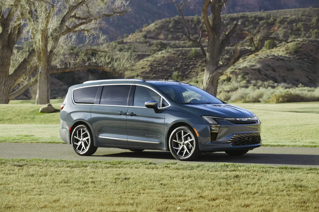 Chrysler Pacifica 2027 получил легкое обновление, которое почти не меняет возрастной минивэн