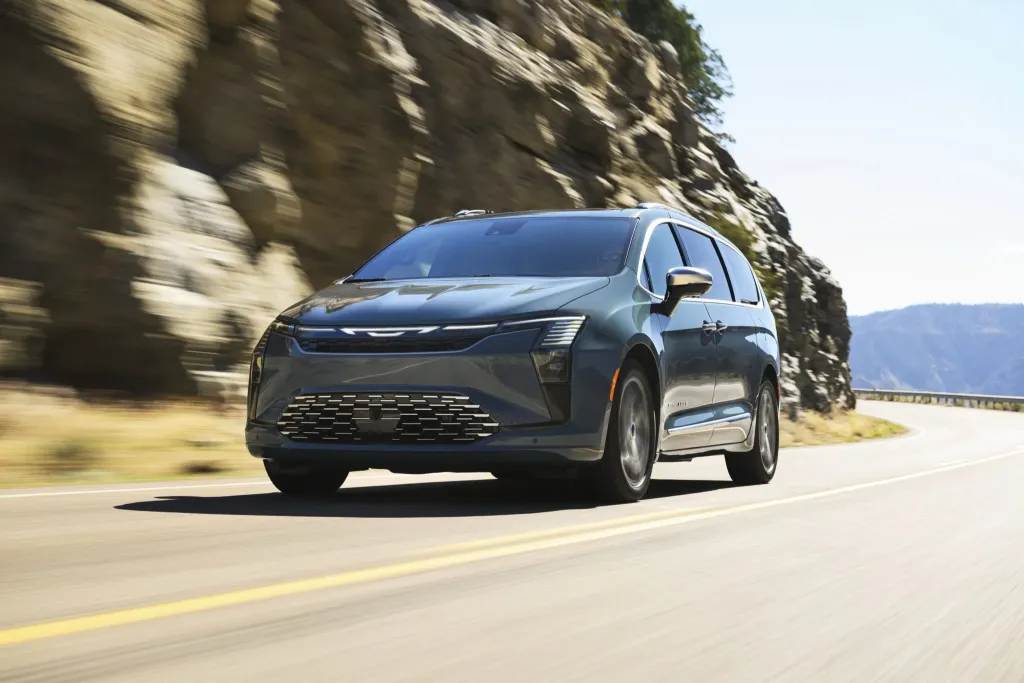 Chrysler Pacifica 2027 получил легкое обновление, которое почти не меняет возрастной минивэн
