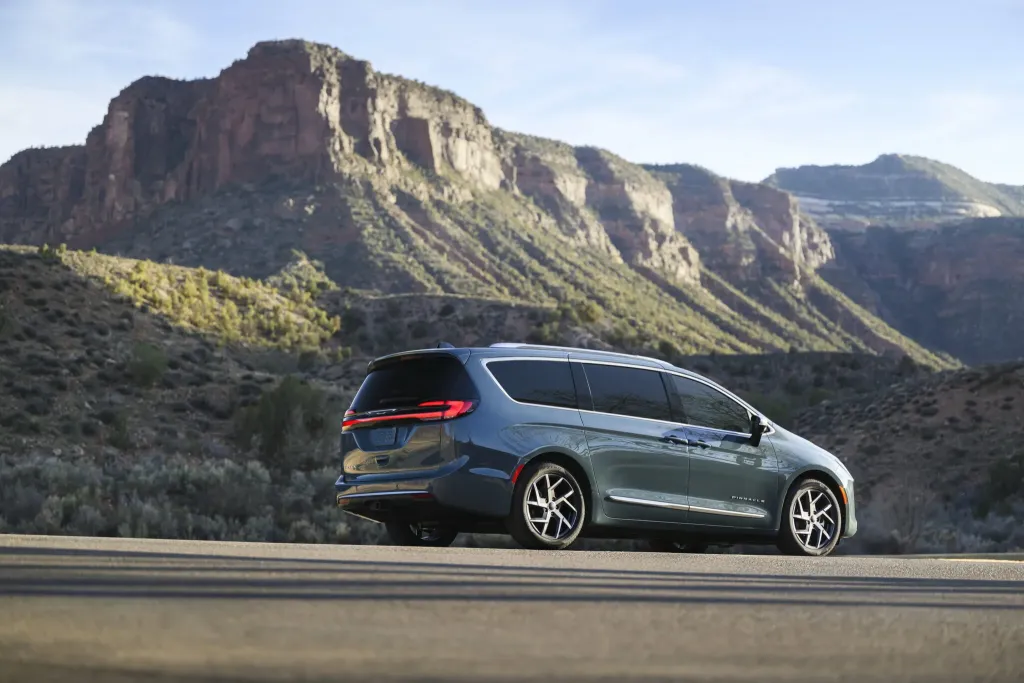 Chrysler Pacifica 2027 получил легкое обновление, которое почти не меняет возрастной минивэн