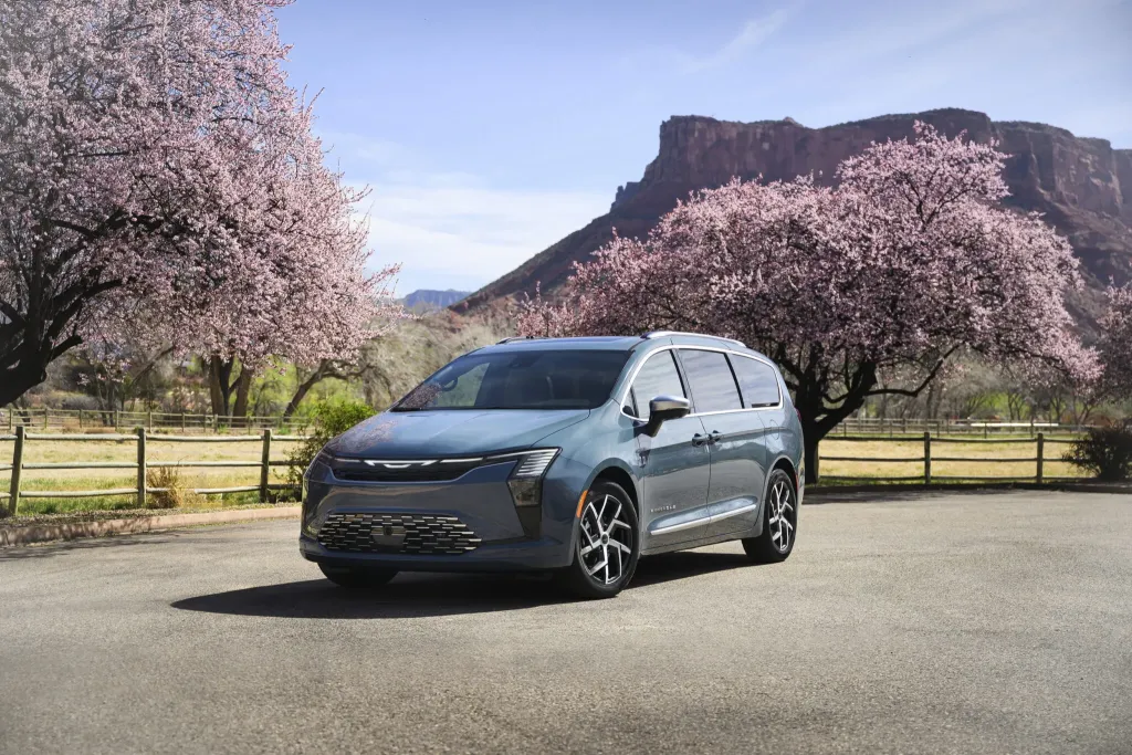 Chrysler Pacifica 2027 получил легкое обновление, которое почти не меняет возрастной минивэн