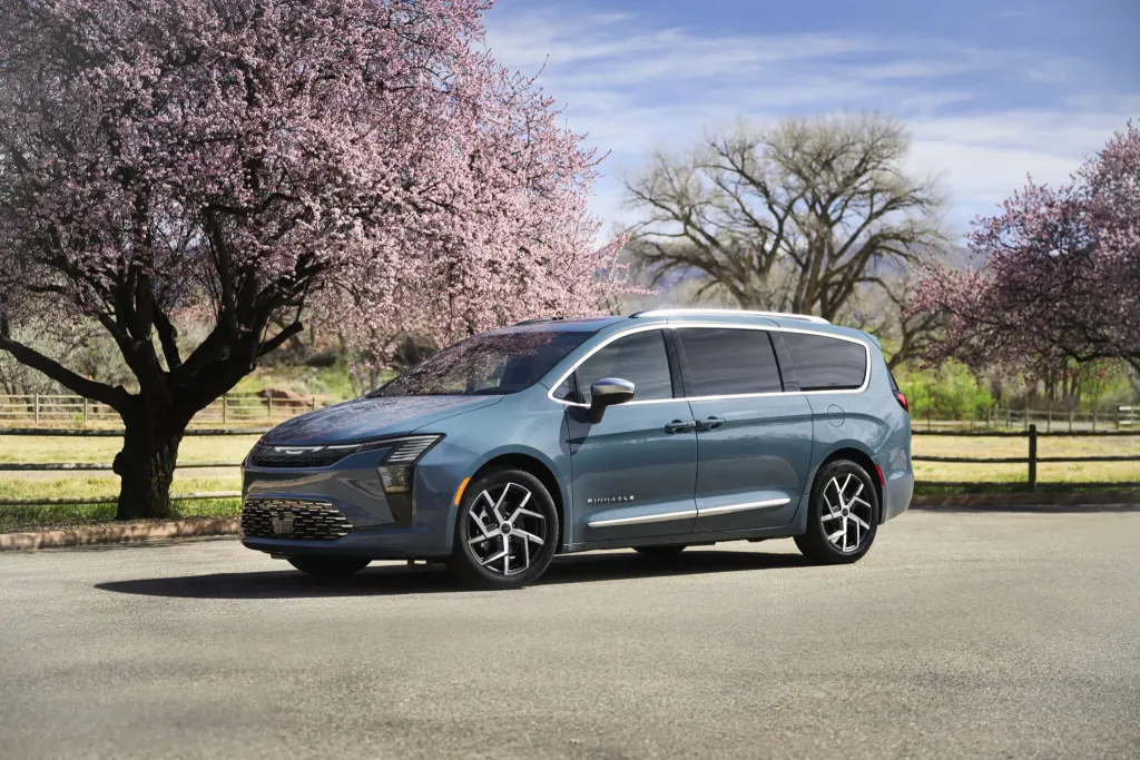 Chrysler Pacifica 2027 получил легкое обновление, которое почти не меняет возрастной минивэн