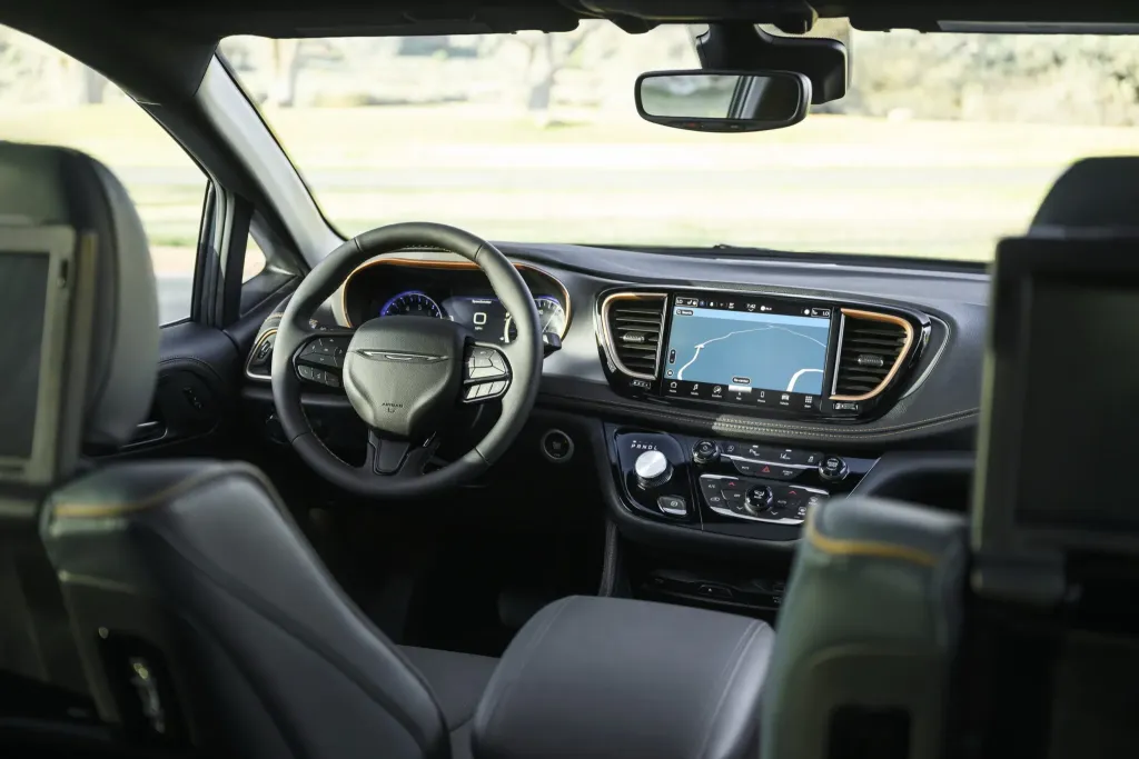 Chrysler Pacifica 2027 получил легкое обновление, которое почти не меняет возрастной минивэн