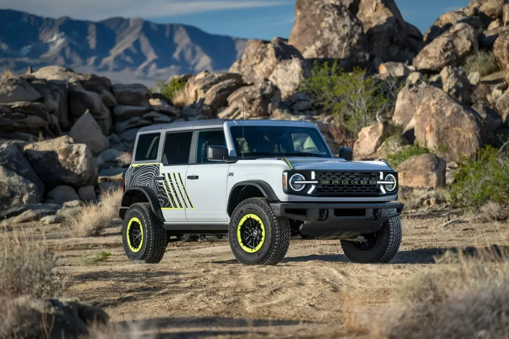 Ford раскрыл интерьер Bronco RTR с акцентами Hyper Lime