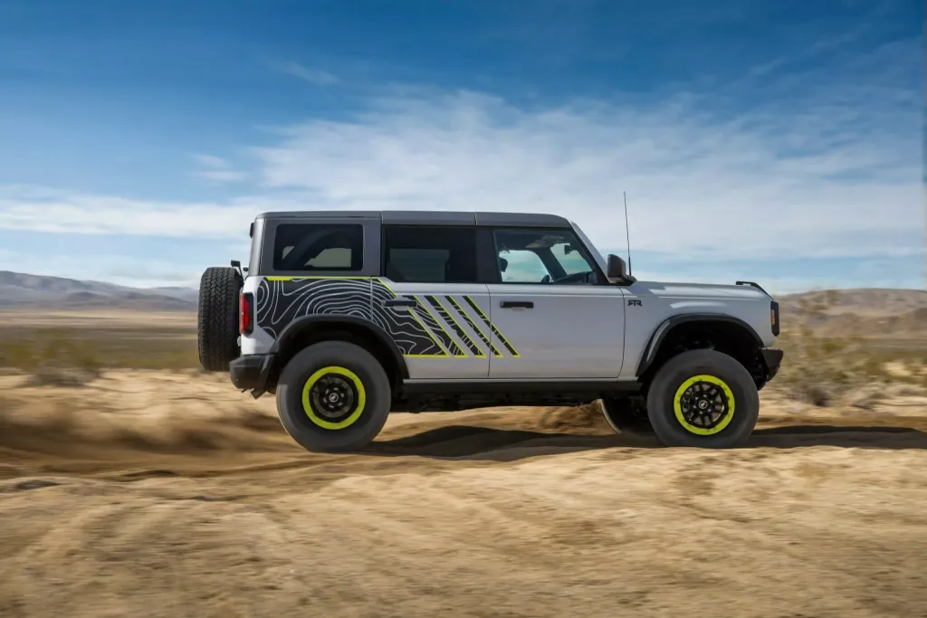 Ford раскрыл интерьер Bronco RTR с акцентами Hyper Lime