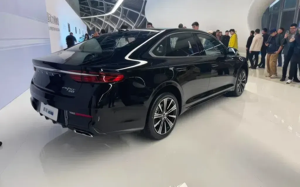 Geely Preface i-HEV вышел на предпродажу с 308 л.с. и расходом 3,98 л/100 км