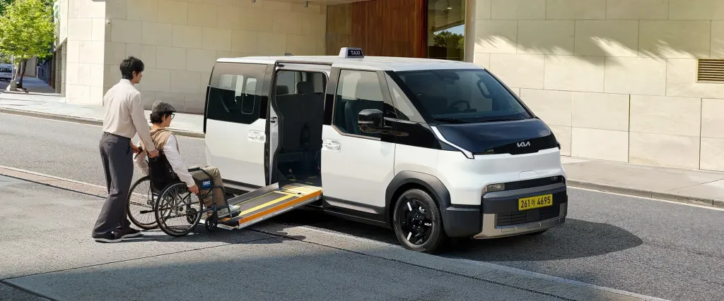 Kia показала электрическое такси PV5 WAV для Нью-Йорка