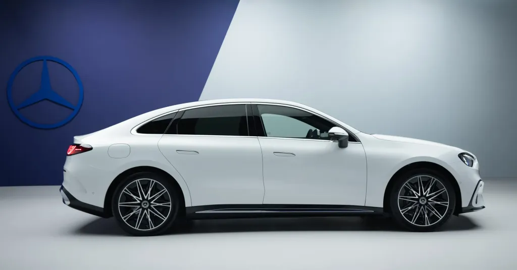 Mercedes-Benz C-Class Electric получил 482 л.с., запас до 762 км и экран Hyperscreen