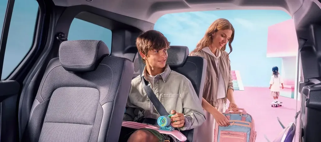 Renault Kangoo Couleur для Японии получил яркие цвета, стальные колеса и тираж 100 машин