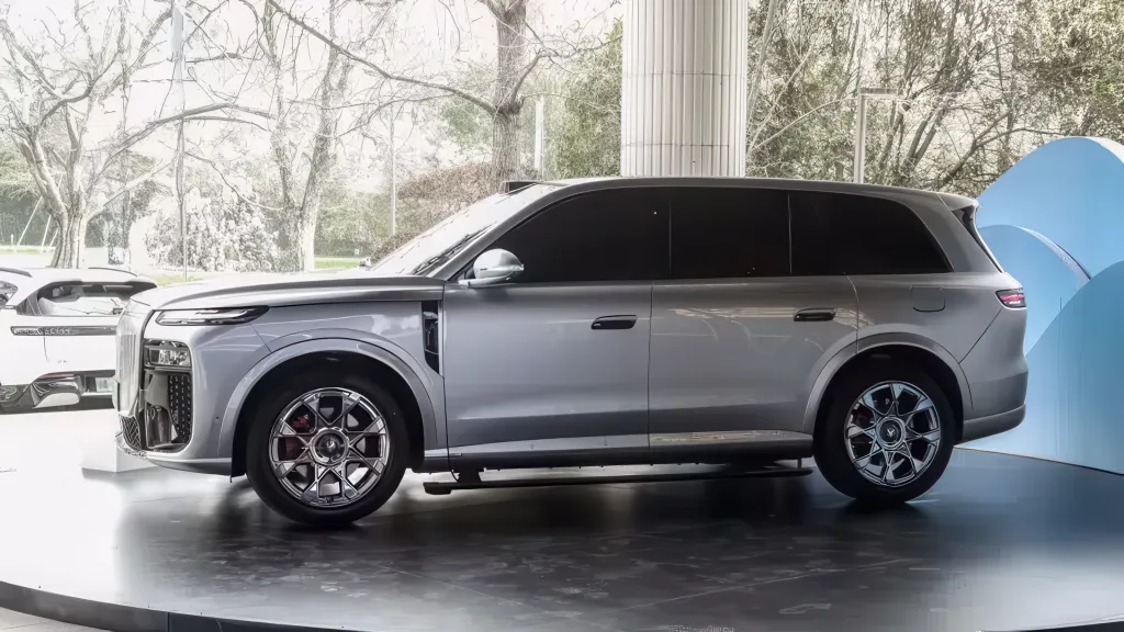 Voyah Taishan X8 дебютировал с HarmonyOS от Huawei, платформой 800 В и двумя типами силовой установки