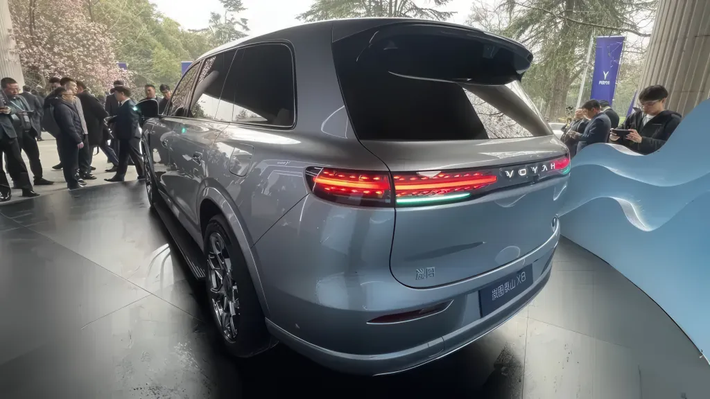 Voyah Taishan X8 дебютировал с HarmonyOS от Huawei, платформой 800 В и двумя типами силовой установки