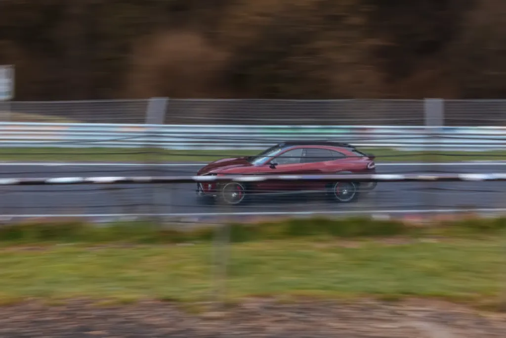 Новый Xiaomi YU7 GT показался на Нюрбургринге без камуфляжа с GT-декалями и мощностью 990 л.с.