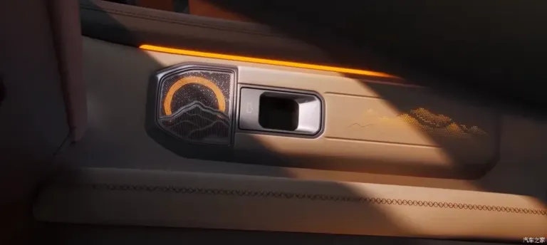 Chery официально раскрыл интерьер Tiggo X: три экрана, выдвижной бокс и трехрядный салон