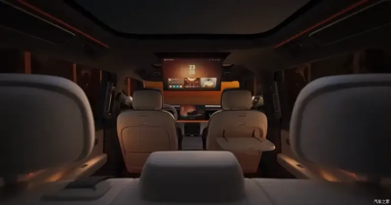 Chery официально раскрыл интерьер Tiggo X: три экрана, выдвижной бокс и трехрядный салон