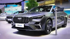 Geely представил Emgrand i-HEV с расходом 2,22 л/100 км и заявкой на рекорд Guinness