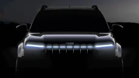 Jeep показал тизер обновленного Avenger: кроссовер получит новую решетку и, вероятно, выйдет в Южную Америку