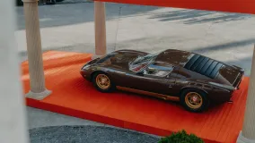 Lamborghini Polo Storico три года восстанавливала Miura SV: редкий коричневый Luci del Bosco и кожаный салон из архивов