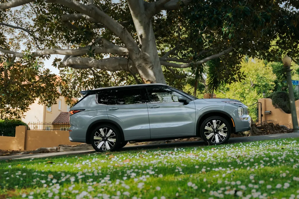 Mitsubishi Outlander Hybrid 2026: новый 1,5-литровый мягкий гибрид слабее прежнего и почти не экономичнее
