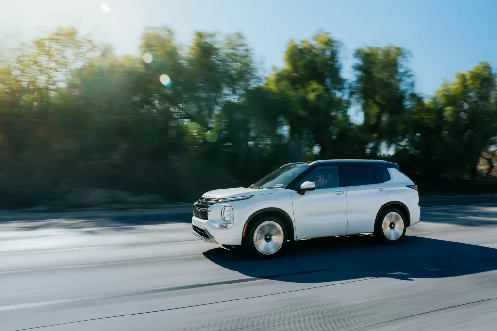 Mitsubishi Outlander Hybrid 2026: мягкий гибрид оказался слабее прежнего мотора