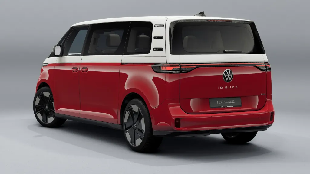VW ID. Buzz 2026 обновился в Европе: 335 л.с., V2L, one-pedal driving и физические кнопки на руле