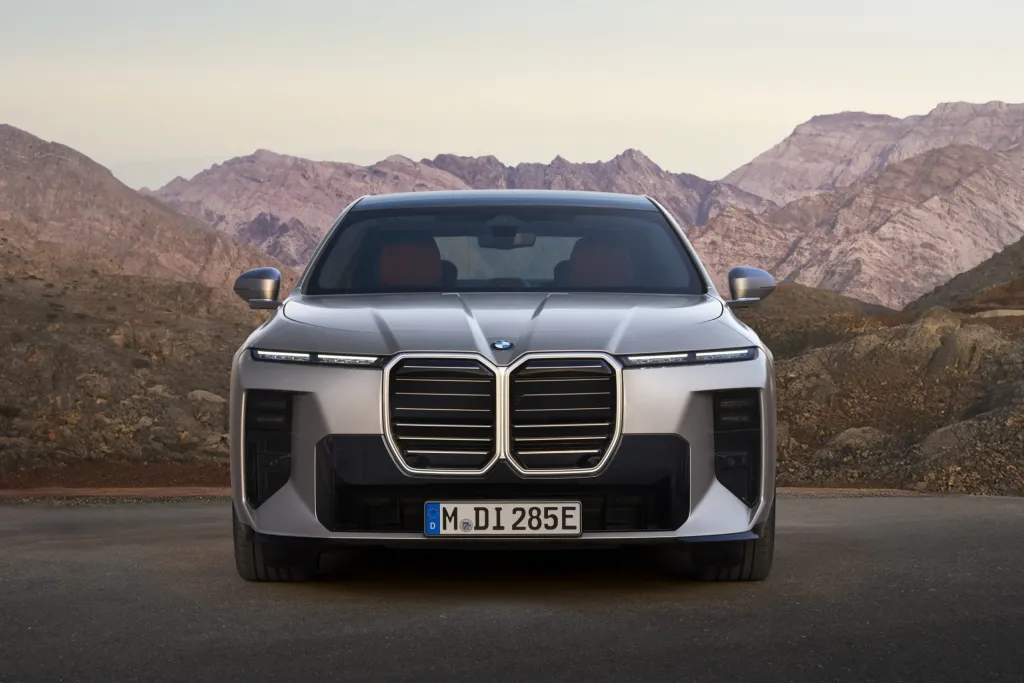 BMW 7-Series обновился: i7 перешел на цилиндрические ячейки, 112,5 кВт·ч и запас более 350 миль
