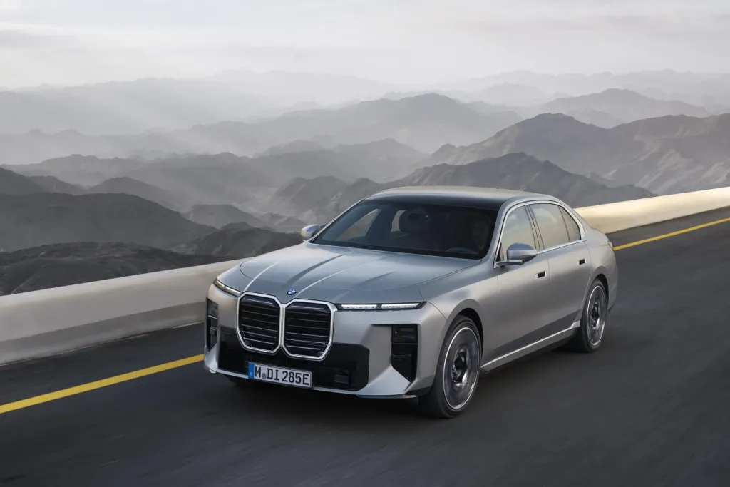 BMW 7-Series обновился: i7 перешел на цилиндрические ячейки, 112,5 кВт·ч и запас более 350 миль