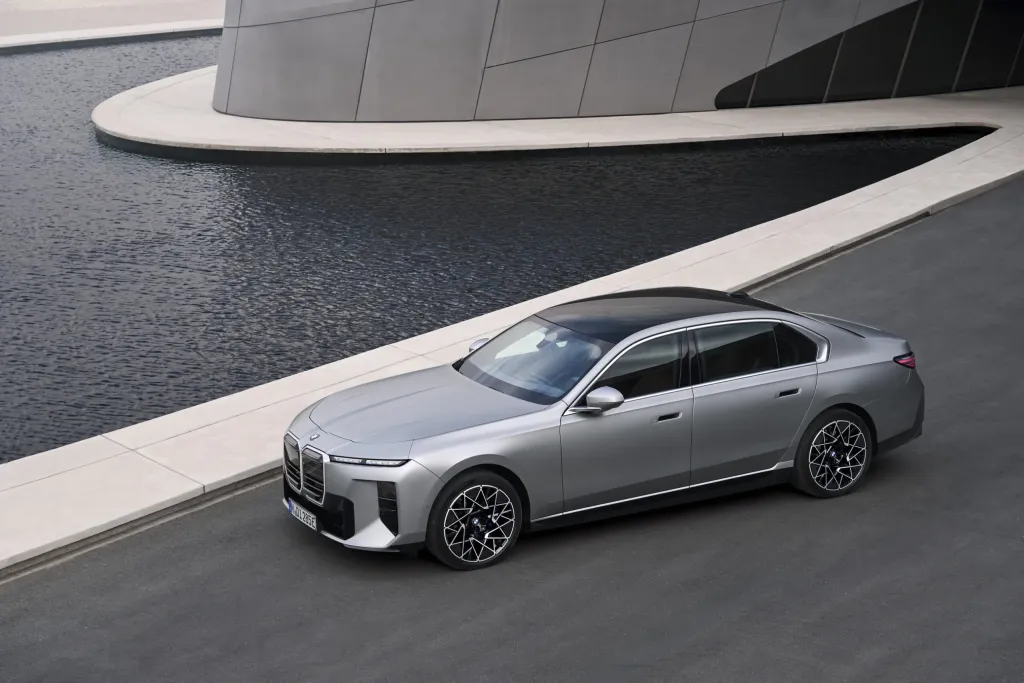 BMW 7-Series обновился: i7 перешел на цилиндрические ячейки, 112,5 кВт·ч и запас более 350 миль