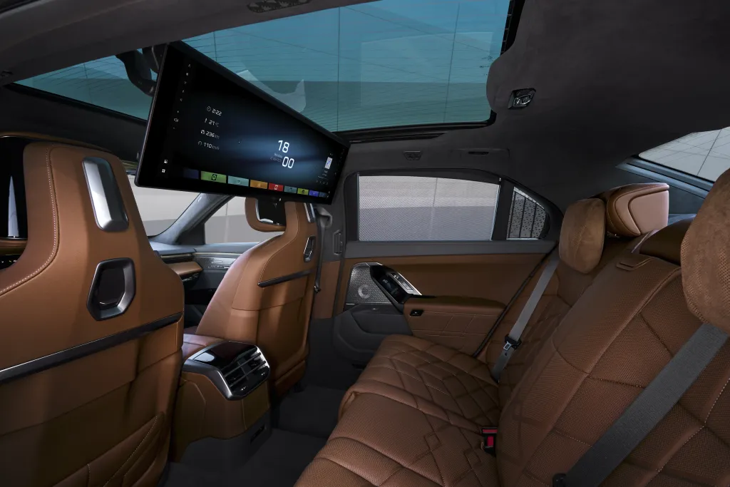 BMW 7-Series обновился: i7 перешел на цилиндрические ячейки, 112,5 кВт·ч и запас более 350 миль