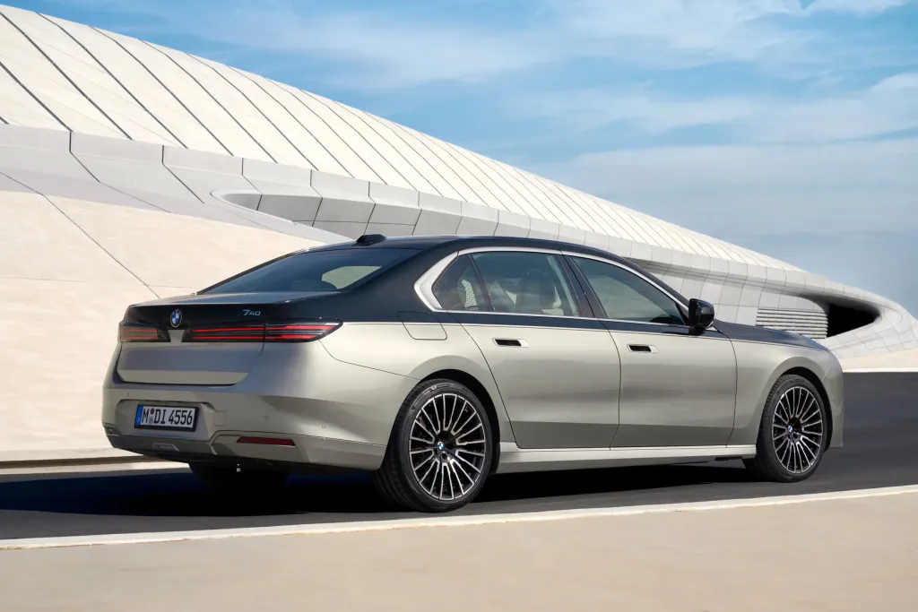 BMW 7-Series обновился: i7 перешел на цилиндрические ячейки, 112,5 кВт·ч и запас более 350 миль