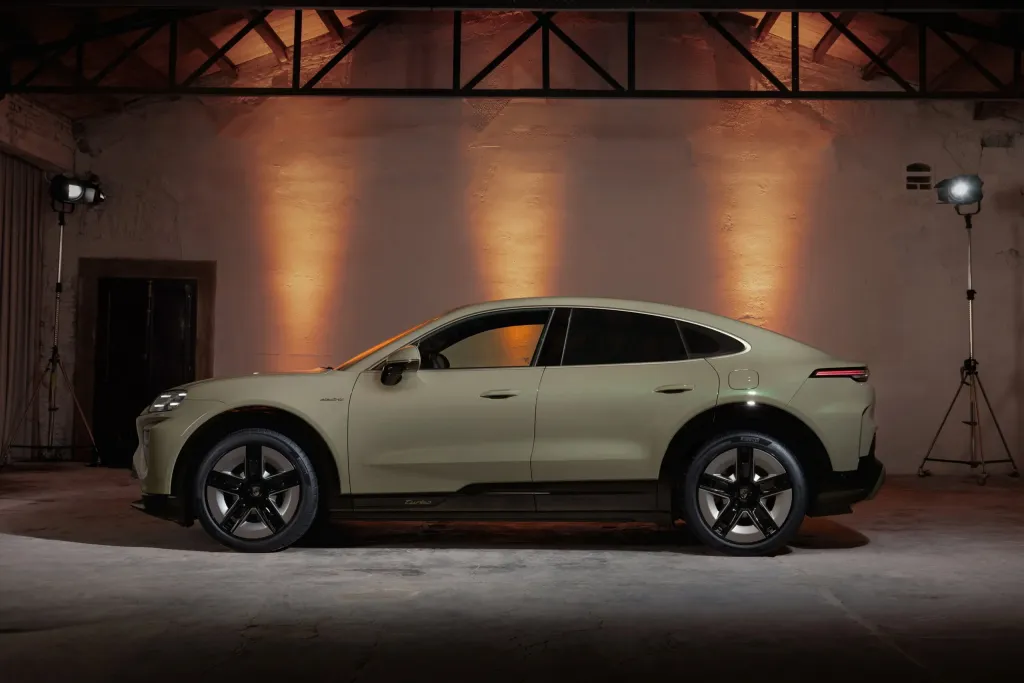 Porsche представил Cayenne Coupé Electric: три версии, до 1156 л.с. и зарядка до 400 кВт