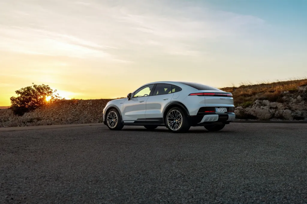 Porsche представил Cayenne Coupé Electric: три версии, до 1156 л.с. и зарядка до 400 кВт