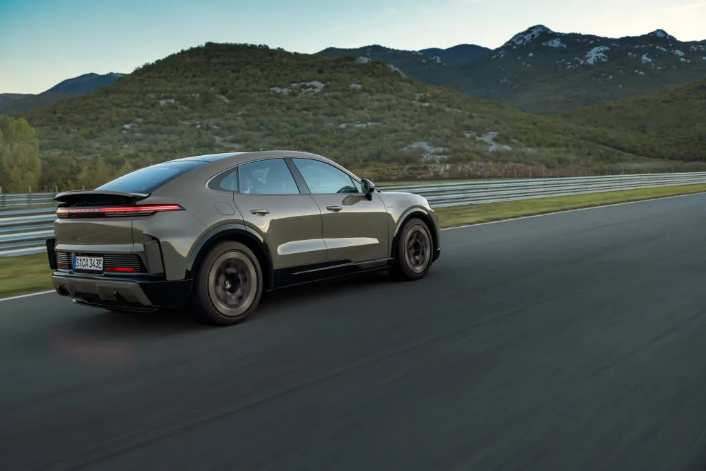 Porsche представил Cayenne Coupé Electric: три версии, до 1156 л.с. и зарядка до 400 кВт
