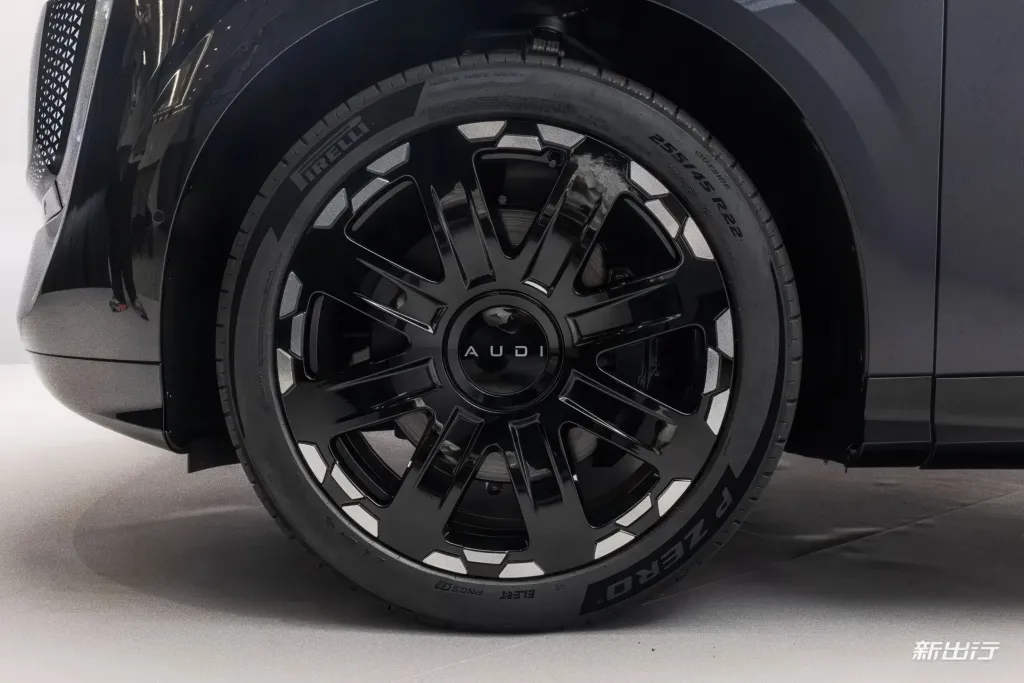 AUDI E7X выходит в Китае как 900-вольтовый SUV без четырех колец и с 670 л.с.