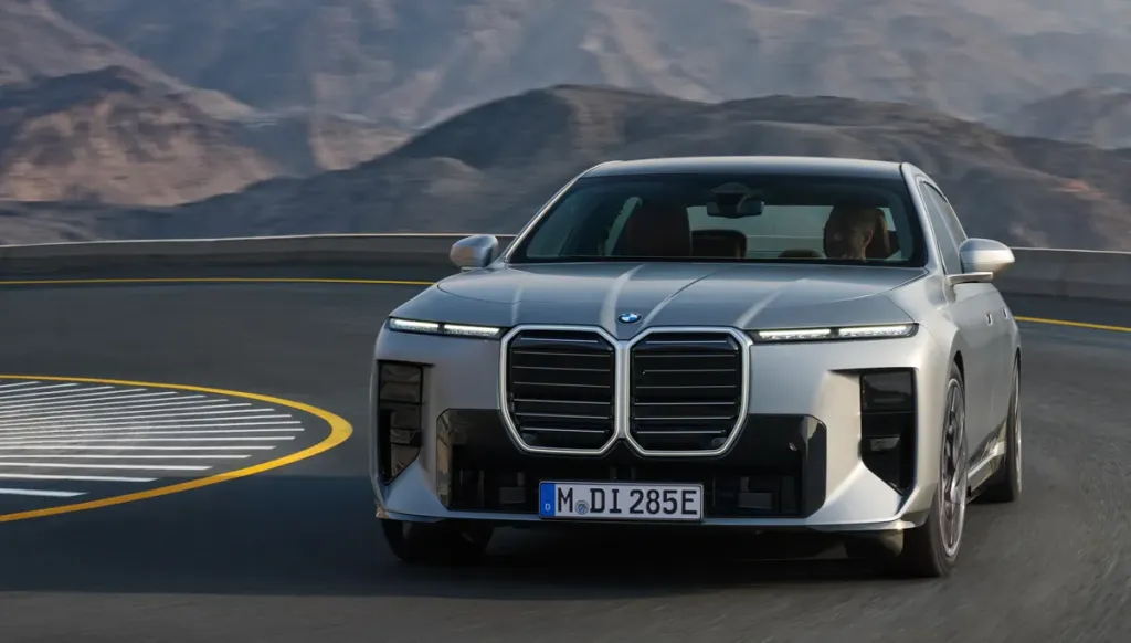 BMW 7-Series обновился: i7 перешел на цилиндрические ячейки, 112,5 кВт·ч и запас более 350 миль