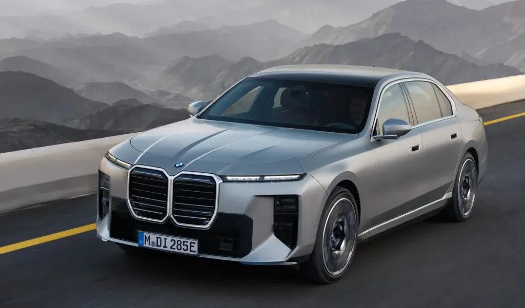 BMW 7-Series обновился: i7 перешел на цилиндрические ячейки, 112,5 кВт·ч и запас более 350 миль