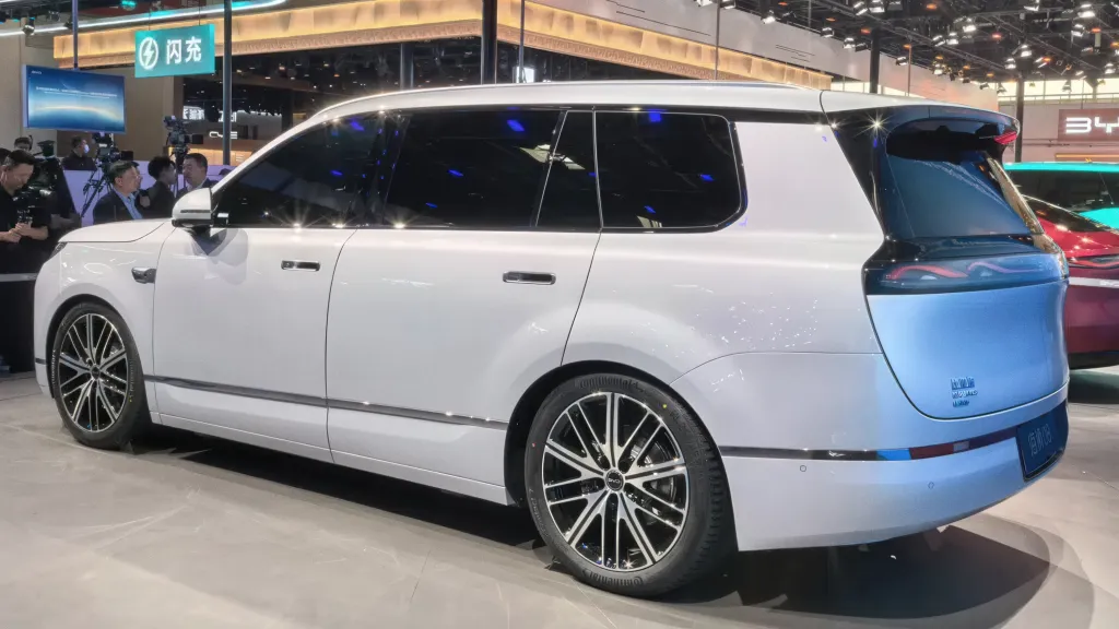 BYD раскрыл флагманский Sealion 08: 643 л.с., до 900 км хода и заднее подруливание