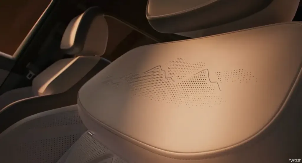 Chery официально раскрыл интерьер Tiggo X: три экрана, выдвижной бокс и трехрядный салон