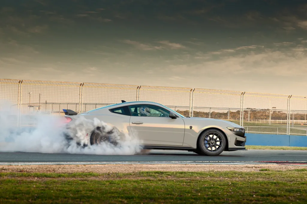 Ford Mustang Dark Horse T8-Spec получил трековые доработки Triple Eight и цену AU$138 888