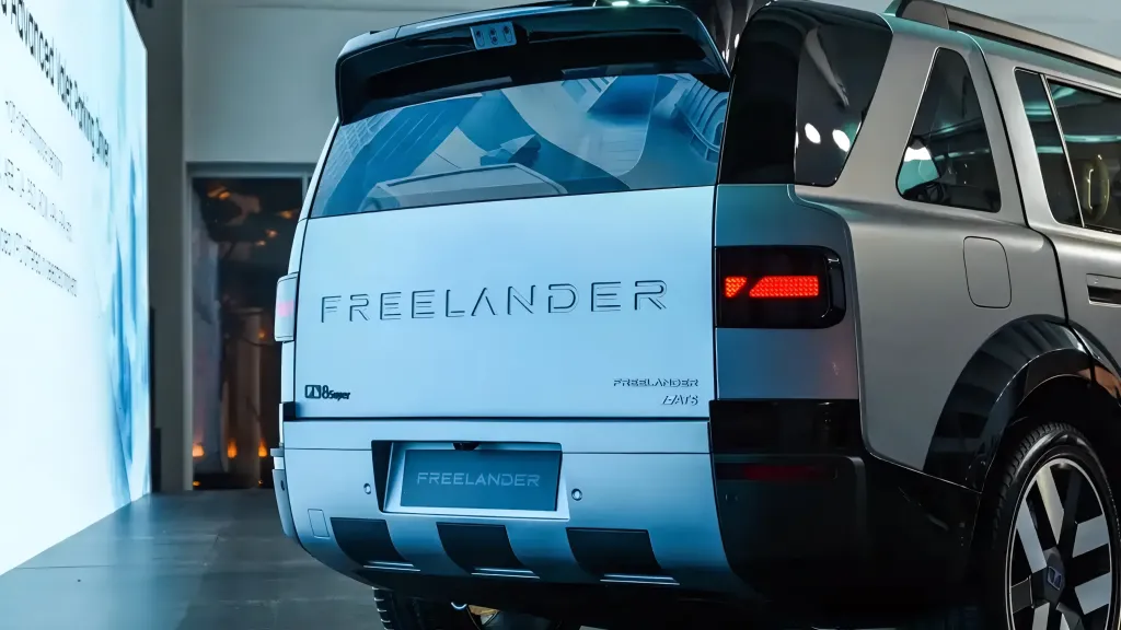 Freelander 8 дебютировал вживую в Китае: Chery и JLR раскрыли интерьер и внедорожную часть нового SUV