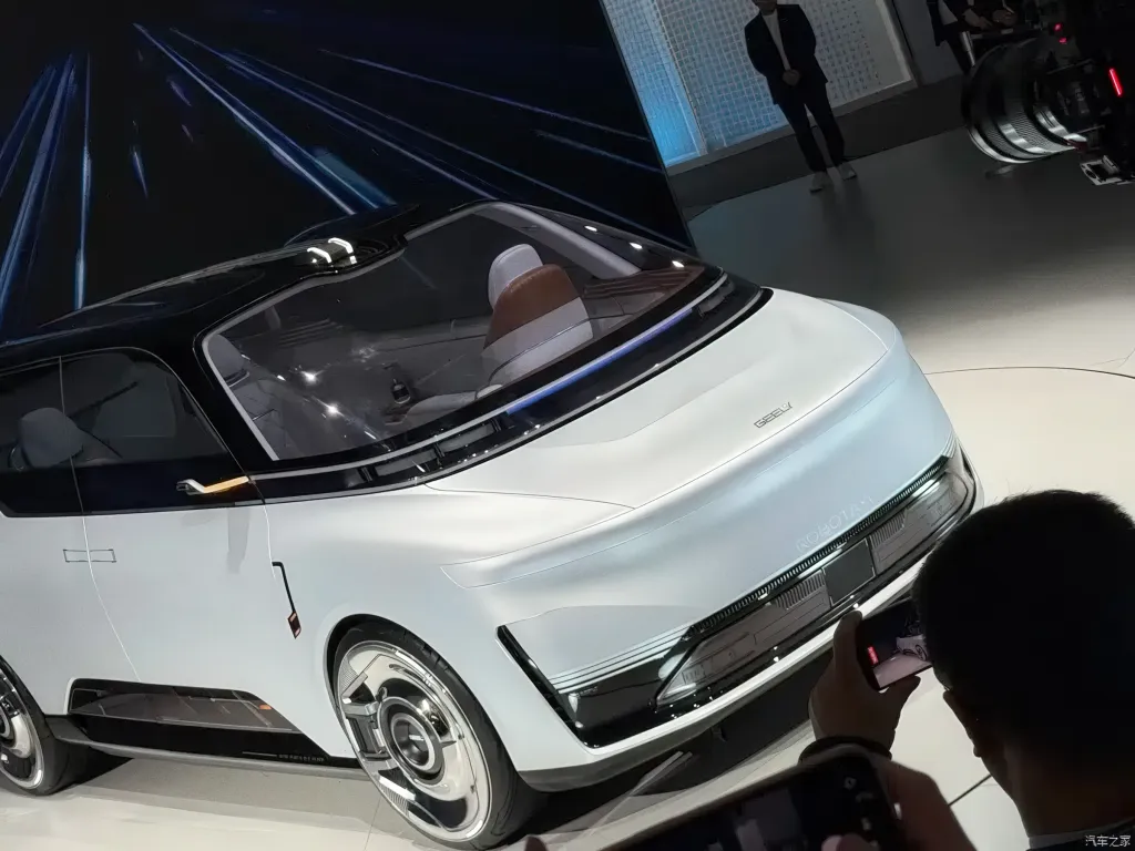 Geely показал роботакси Eva Cab: нативный прототип без руля готовят к коммерческому запуску в 2027 году