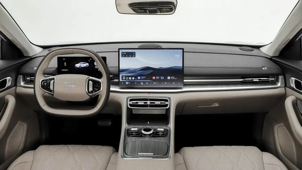 Geely Galaxy A7 обновился: электроседан на 550 км и PHEV с расходом 2,22 л/100 км