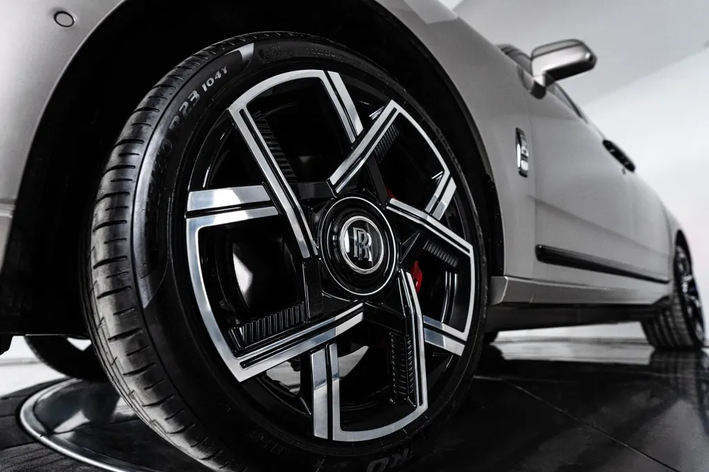 Inkas представила бронированный Rolls-Royce Cullinan: защита от пуль 7,62 мм и двух одновременных взрывов гранаты
