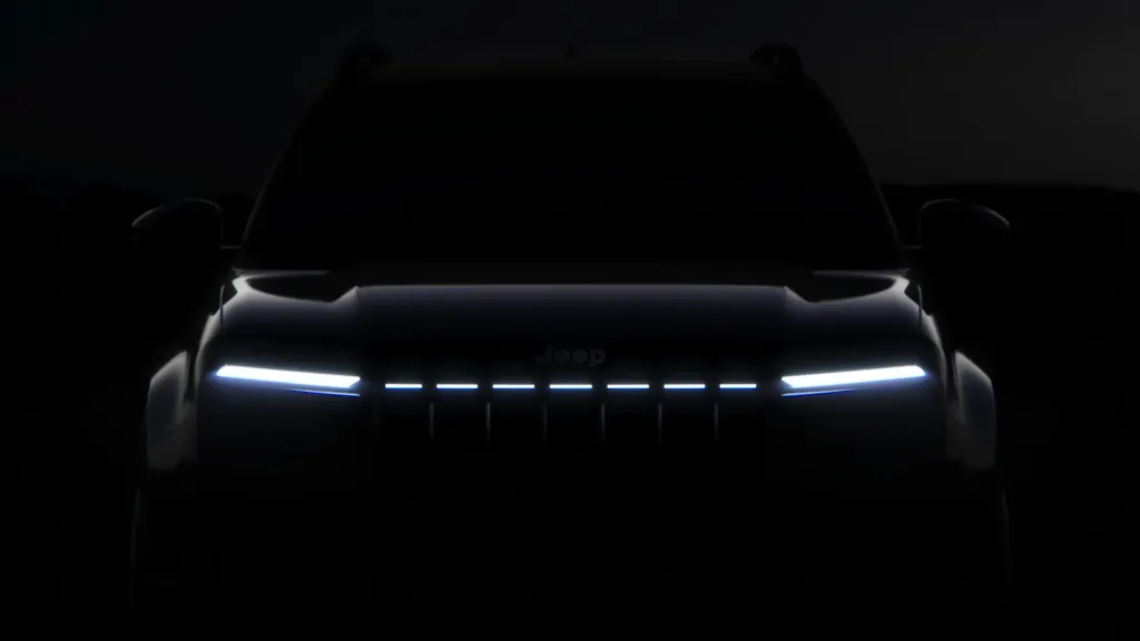 Jeep показал тизер обновленного Avenger: кроссовер получит новую решетку и, вероятно, выйдет в Южную Америку