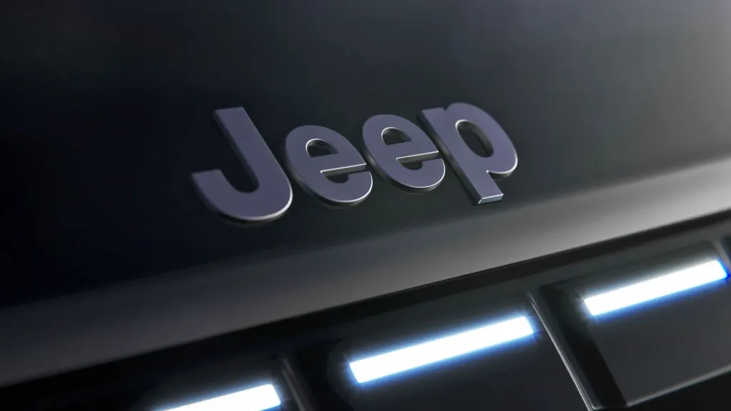 Jeep показал тизер обновленного Avenger: кроссовер получит новую решетку и, вероятно, выйдет в Южную Америку