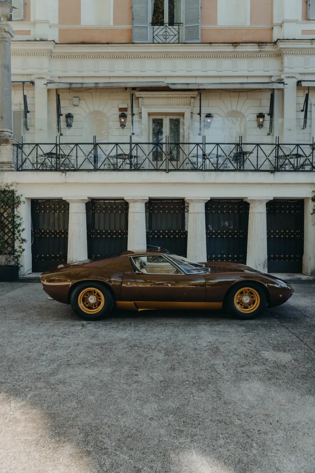 Lamborghini Polo Storico три года восстанавливала Miura SV: редкий коричневый Luci del Bosco и кожаный салон из архивов