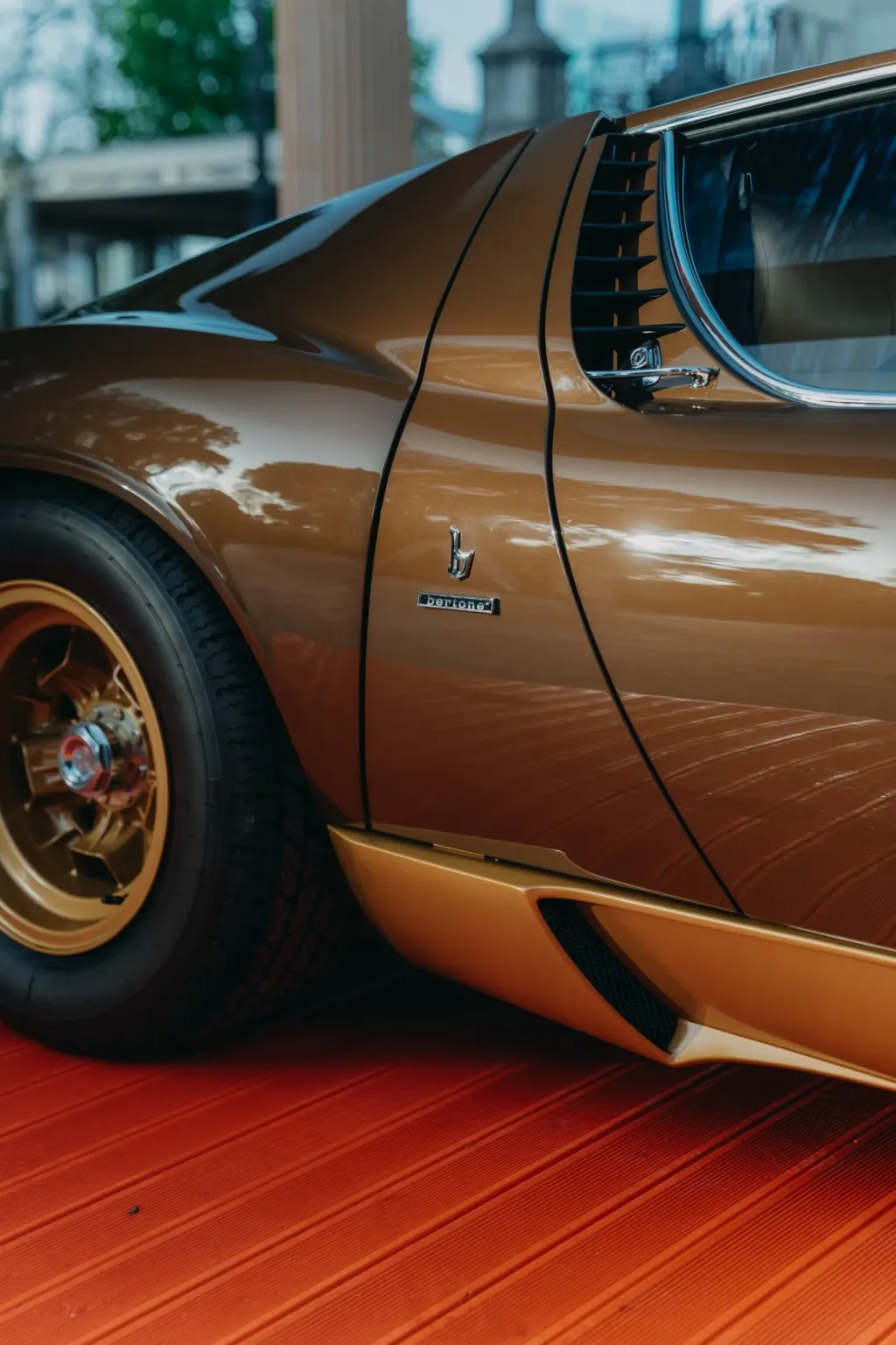 Lamborghini Polo Storico три года восстанавливала Miura SV: редкий коричневый Luci del Bosco и кожаный салон из архивов