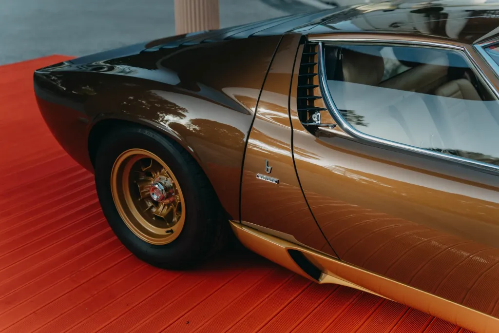 Lamborghini Polo Storico три года восстанавливала Miura SV: редкий коричневый Luci del Bosco и кожаный салон из архивов
